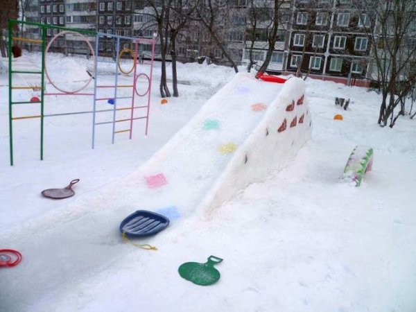 Снежные горки в детском саду