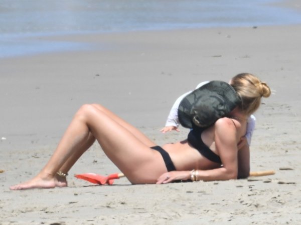 Рози Хантингтон-Уайтли и Джейсон Стэтхэм на пляже