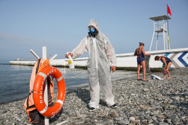 Мужчины на пляже в Сочи