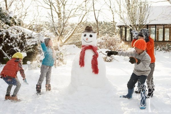 Дети лепят снеговика