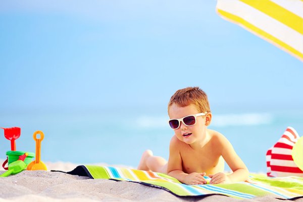 Мальчик загорает