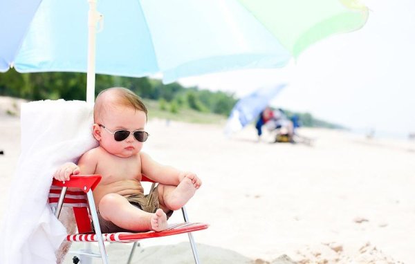 Новорожденный на пляже