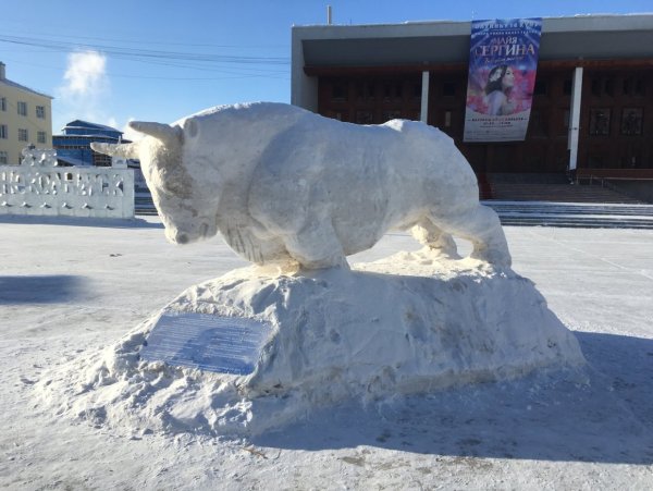 Снежная скульптура быка