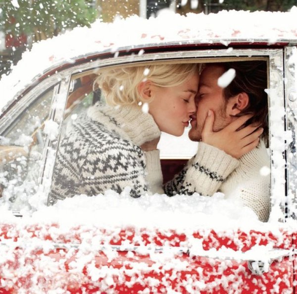Зимняя фотосессия с машиной для пары