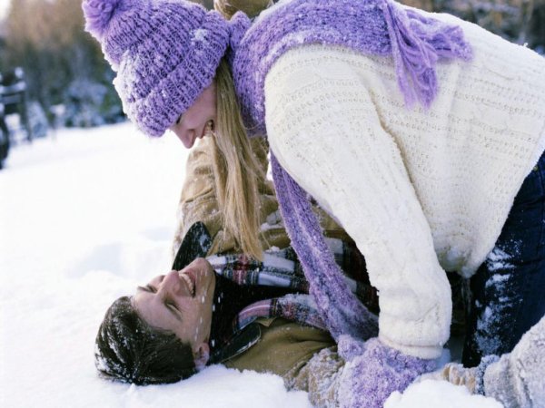 Влюбленные валяются в снегу