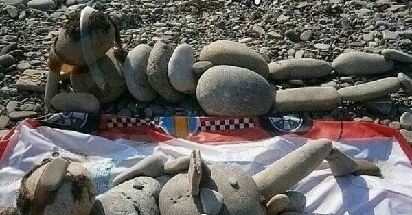 Веселые фигуры из камней на пляже