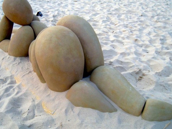 Фигуры из гальки на берегу