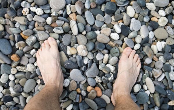 Ноги на гальке