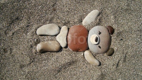 Фигурки из гальки на пляже