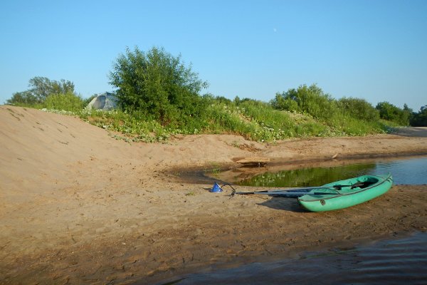 Песчаный берег реки