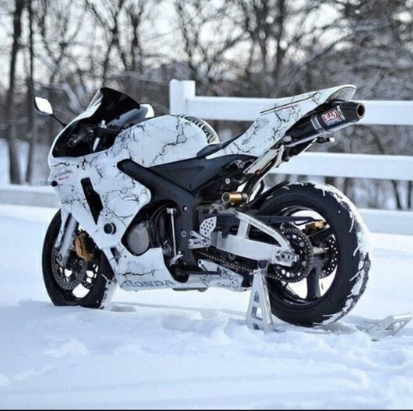 Honda CBR 600 RR снег