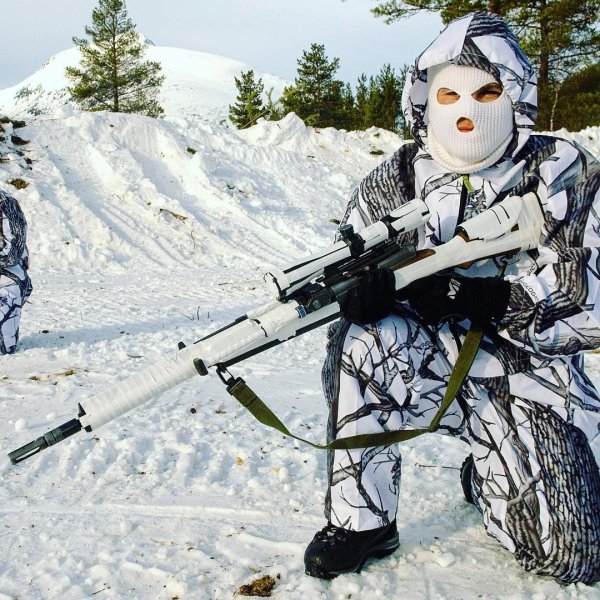 Снайпер в зимнем камуфляже