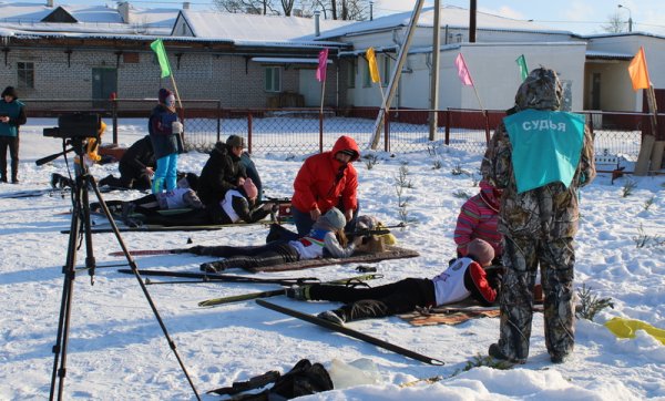 Лыжники на школьном дворе