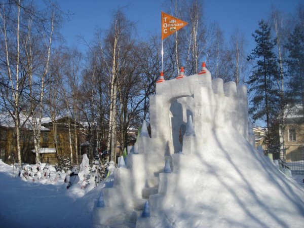 Снежная база из снега
