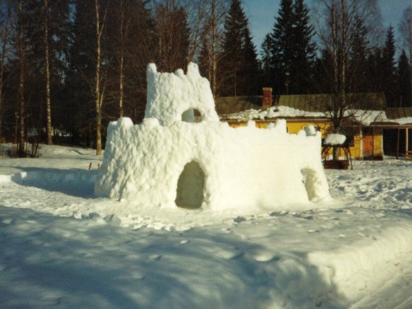 Снежная крепость из снега