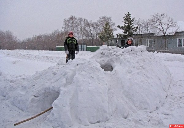 Военная крепость из снега