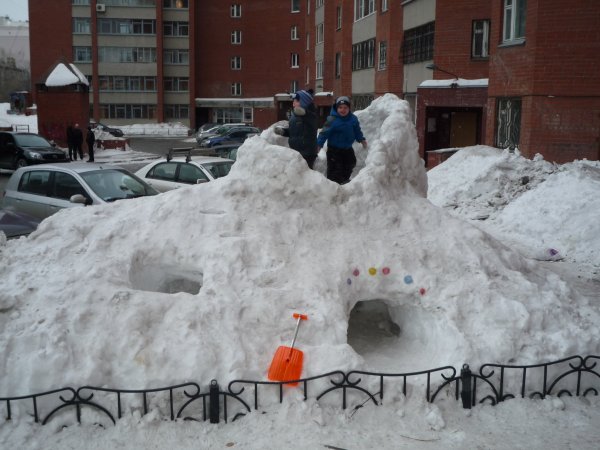 Крепость из снега для детей