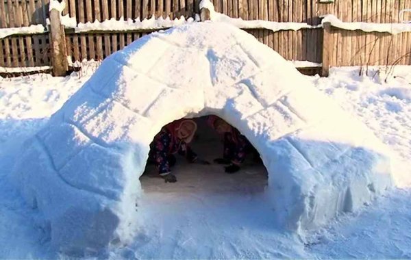 Сказочный домик из снега