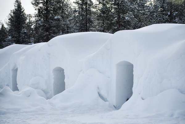 Домик из снега
