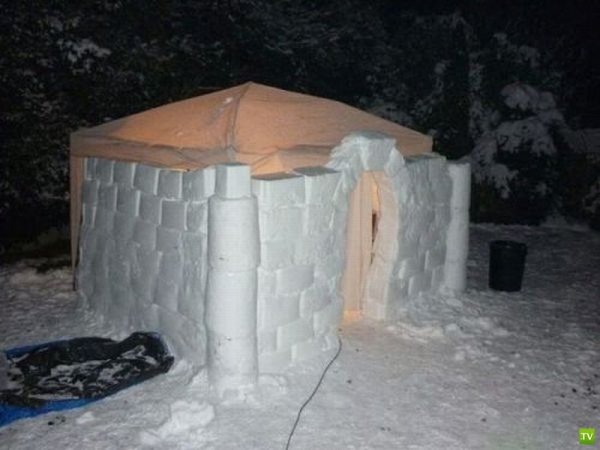 Зимний домик из снега