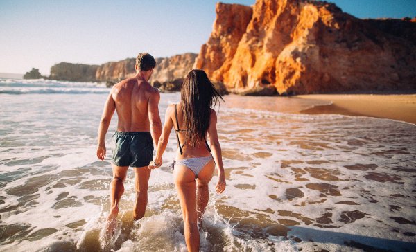 Парень с девушкой на море