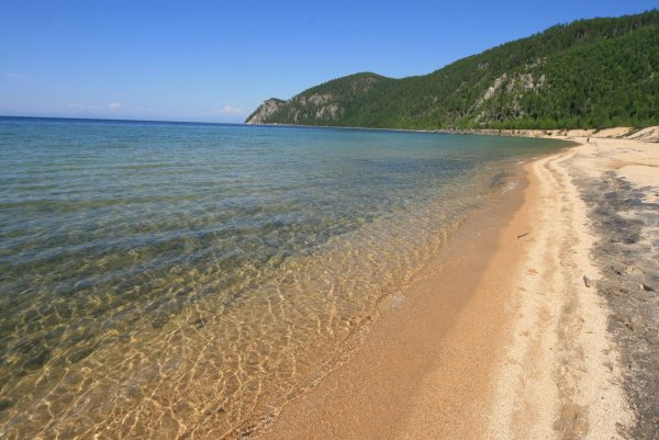 Бухта на Байкале с песчаным пляжем