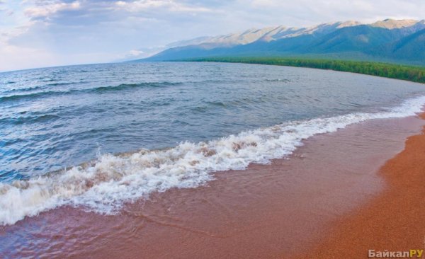 Цветной пляж на Байкале