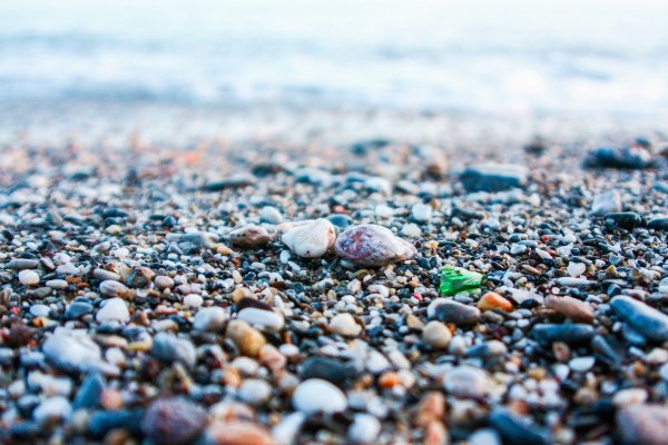 Галька на берегу моря