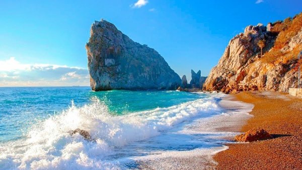 Пляж у скалы дива Симеиз