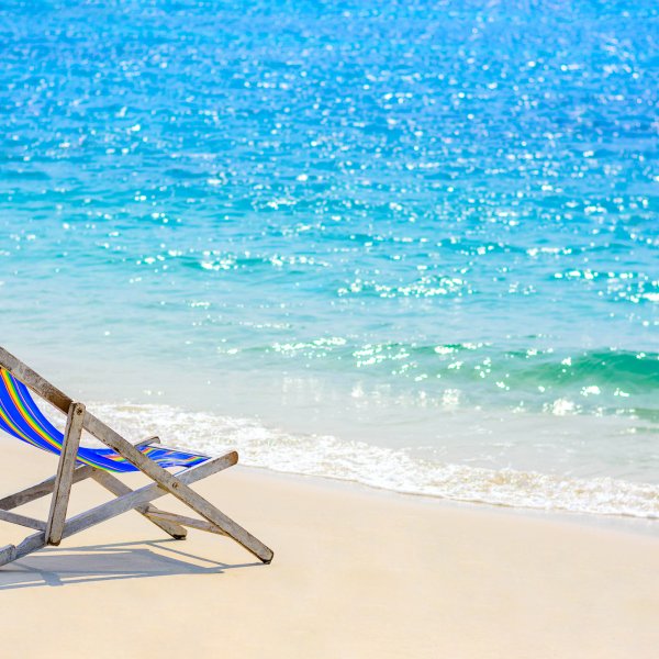 Шезлонг на пляже