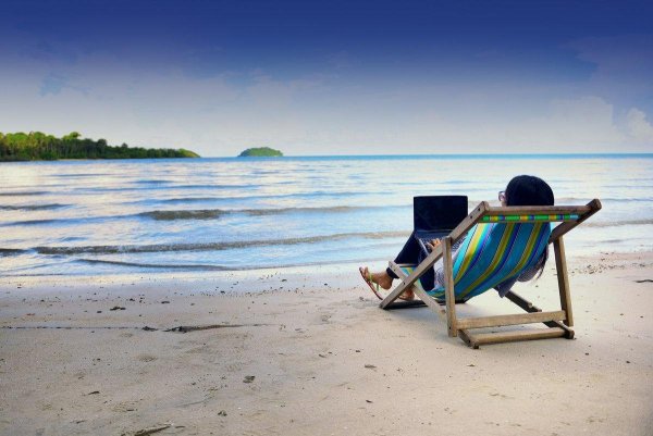 Человек в шезлонге на пляже