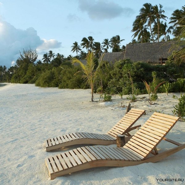 Шезлонг на пляже