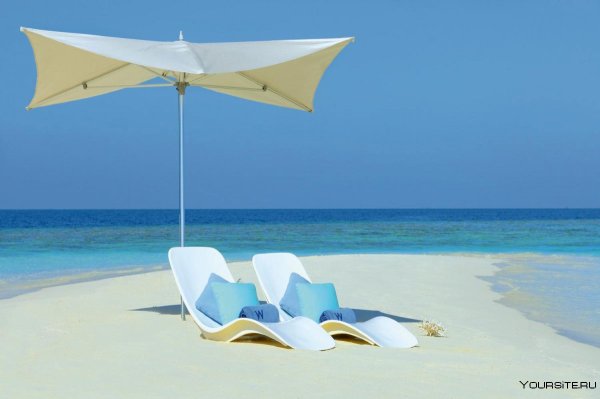 Красивые пляжные лежаки