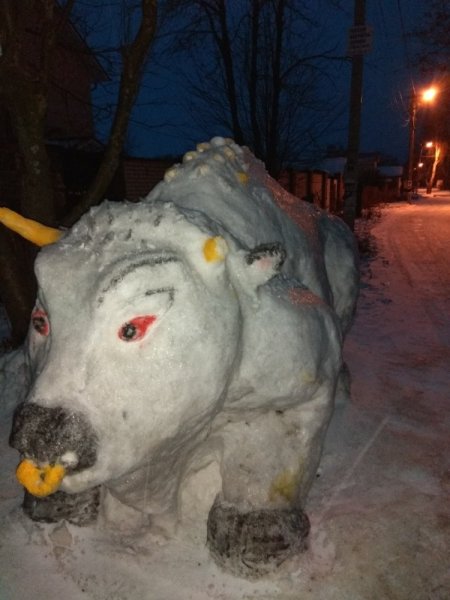 Бык из снега