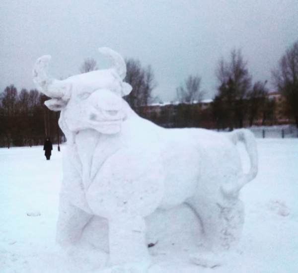 Снежная фигура бык корова