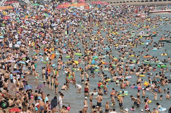 Куча людей на пляже