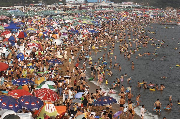 Многолюдный пляж