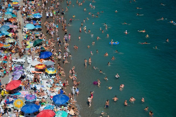 Переполненные пляжи Крыма