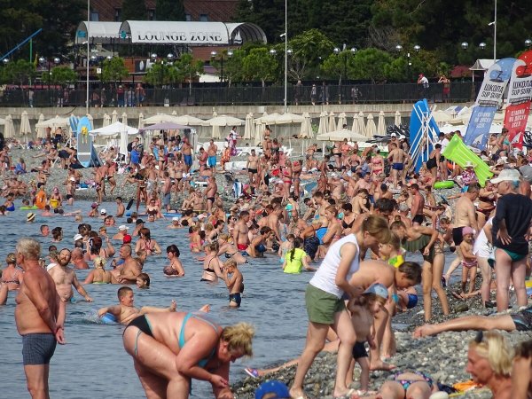 Пляж Адлер много людей