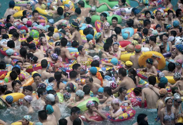 Переполненный бассейн в Китае