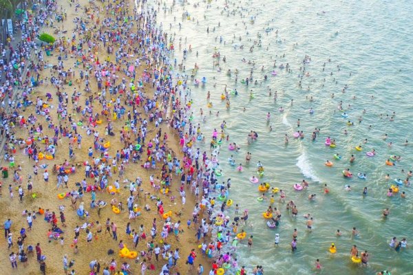 Многолюдный пляж