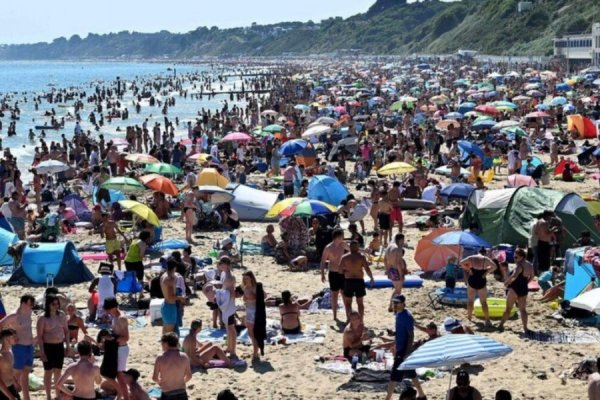 Пляж с большим количеством людей