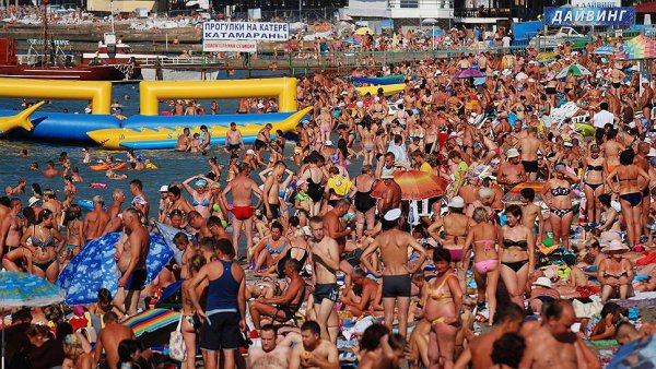 Переполненный пляж Сочи