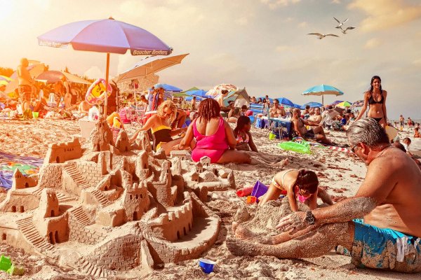 Отдыхающие на пляже