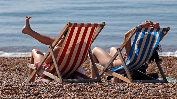 Люди загорают на пляже