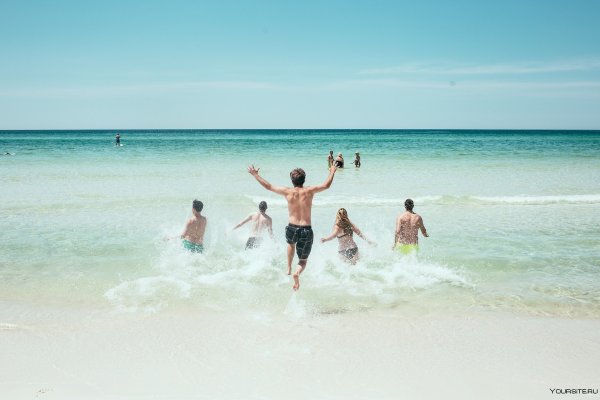 Пляж с отдыхающими