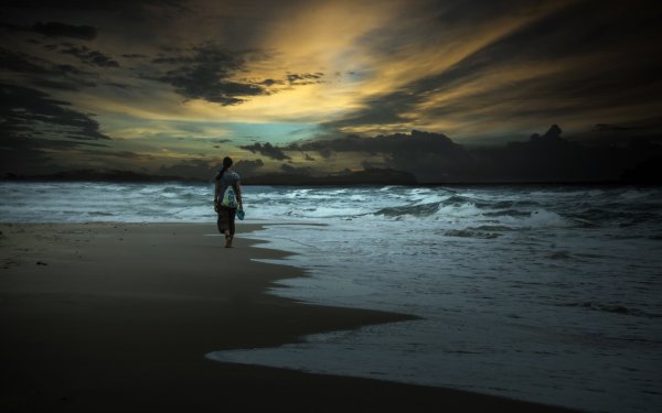 Одинокая девушка на берегу моря