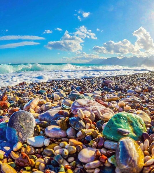 Пляж с разноцветными камнями