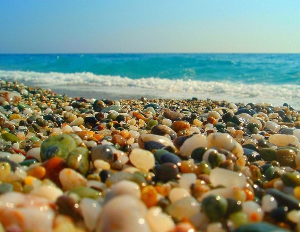Мелкая галька на море