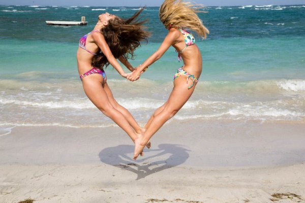 Подружки на пляже